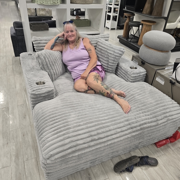 Meet your Posher, Anna - Picture 1 of 2